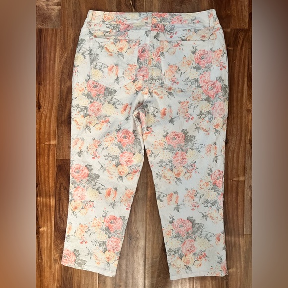 Charter Club Bristol Floral Capri Jeans - Picture 2 of 3
